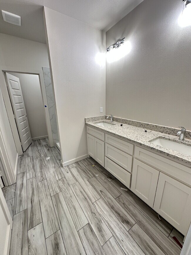 Building Photo - Brand new townhomes in Frenship East!