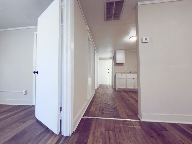 Building Photo - 2181 Eleanor Dr