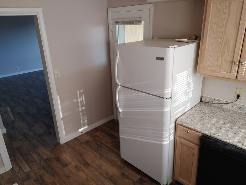 Kitchen - 214 E 6Th Ave
