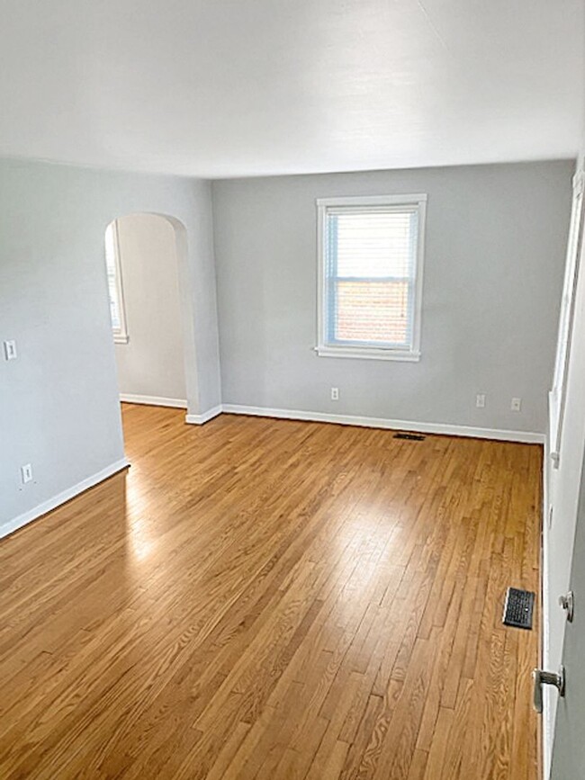 Building Photo - Cozy, yet spacious Cape close to Carytown!