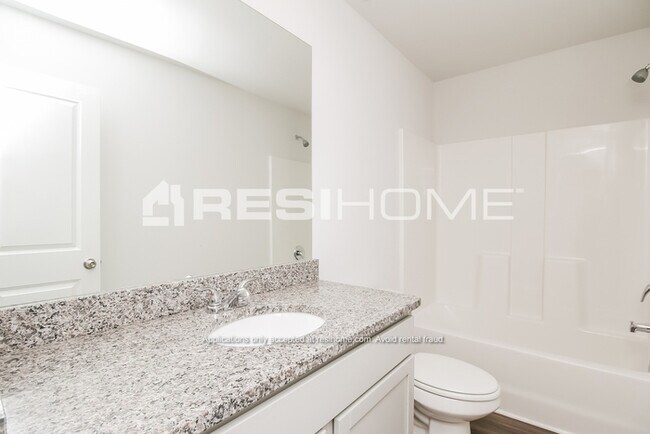 Building Photo - 419 Oakwood Dr NW