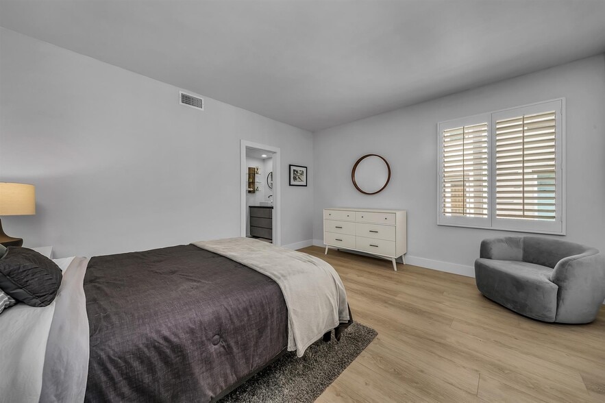 Master bedroom - 1412 N Crescent Heights Blvd