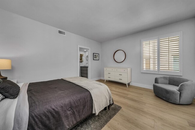 Master bedroom - 1412 N Crescent Heights Blvd
