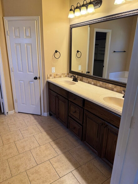 Building Photo - 5683 Hummingbird Ln