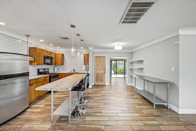 Building Photo - Luxury housing ,Close to U of A! Newly Renovated