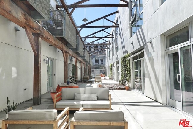 Building Photo - 527 Molino St