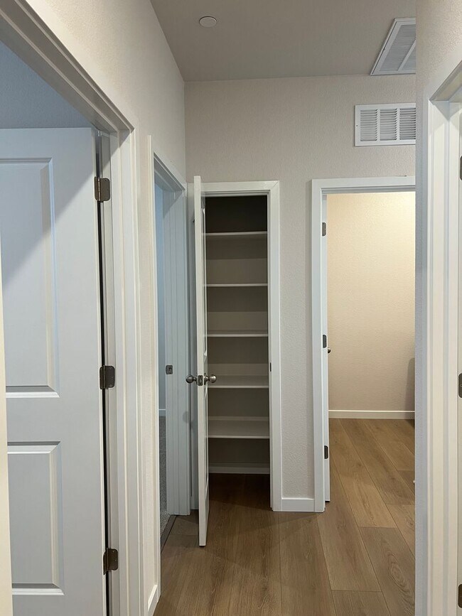 Building Photo - STUNNING BRAND NEW 3 BEDROOM HOME IN W. ROSEVILLE!!