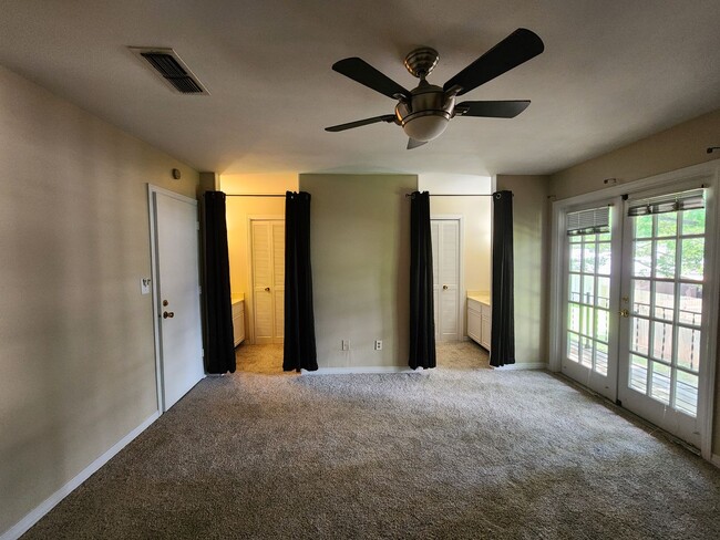 Building Photo - Village Green Townhome