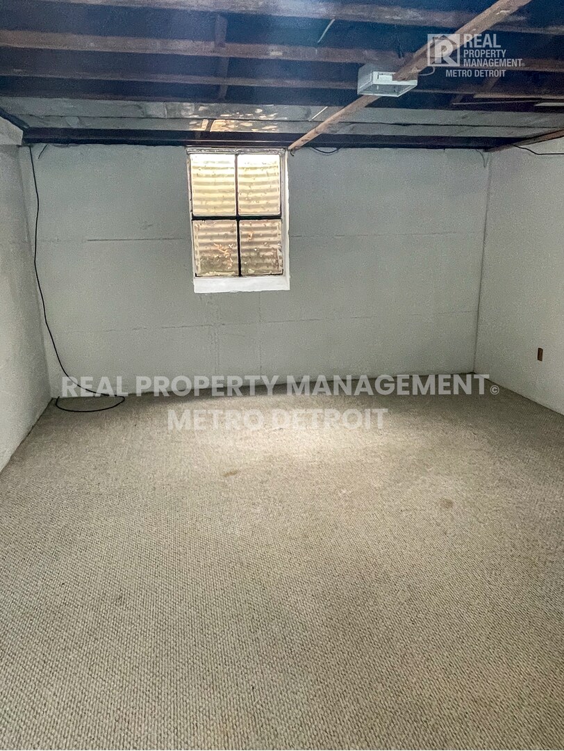 Building Photo - 655 N Eton St