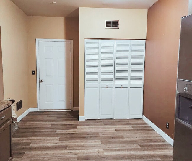 Building Photo - 1157 Goldfinch Ave