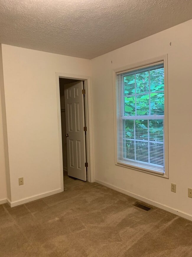 Building Photo - 2 Bedroom 2.5 Bath Townhouse