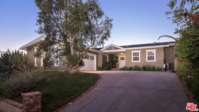 Building Photo - 843 Enchanted Way