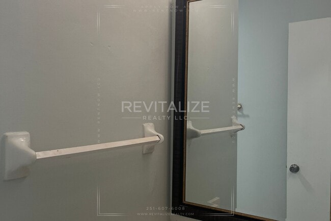 Building Photo - Beautifully Updated 4-Bedroom Home with Gr...