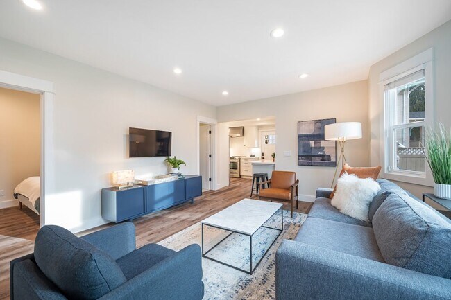 Building Photo - 2bd/1ba Seattle Home