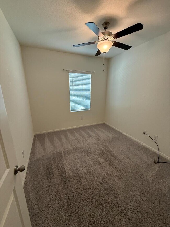 Building Photo - 401 Wren Ln