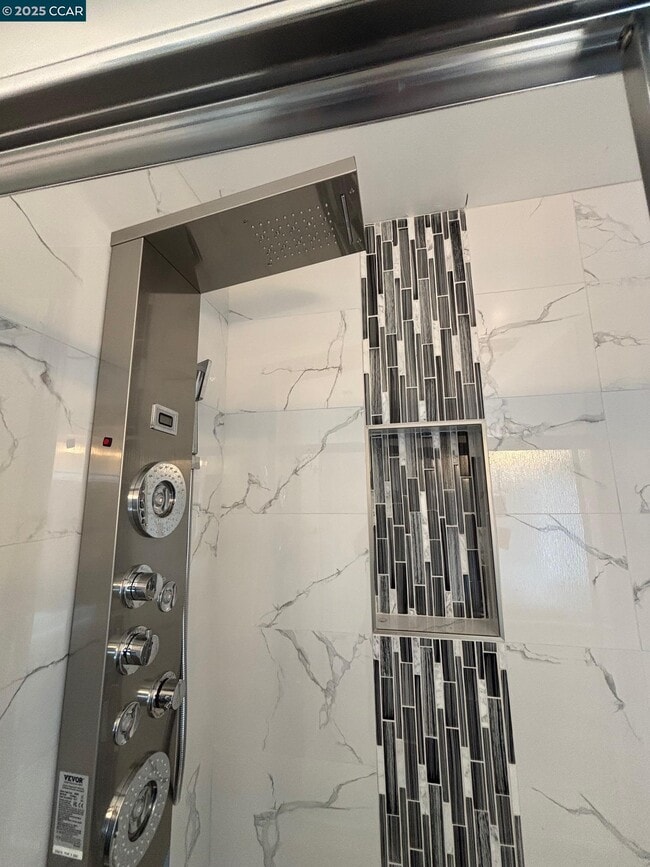 Building Photo - 4556 Lakeshore Dr