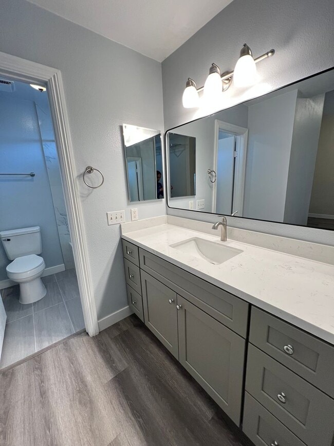 Building Photo - Beautiful 3 Bedroom / 2.5 Bath Town Home i...
