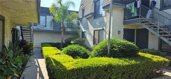 Building Photo - 1319 Oakwood Dr W