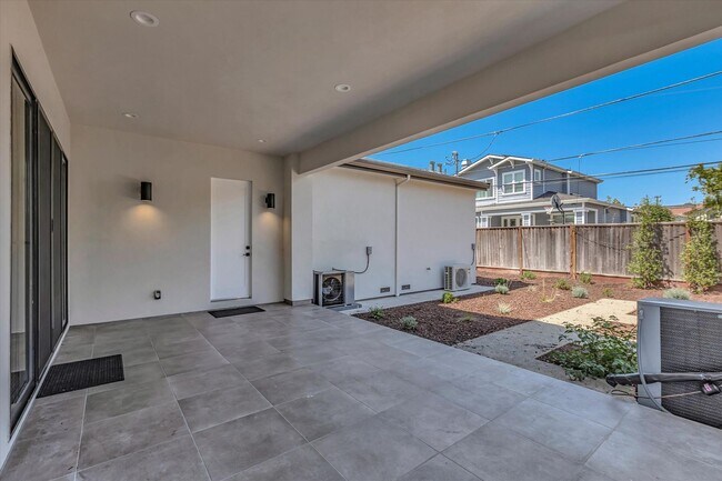 Building Photo - Newer High-Tech Home | Top Schools | Great...