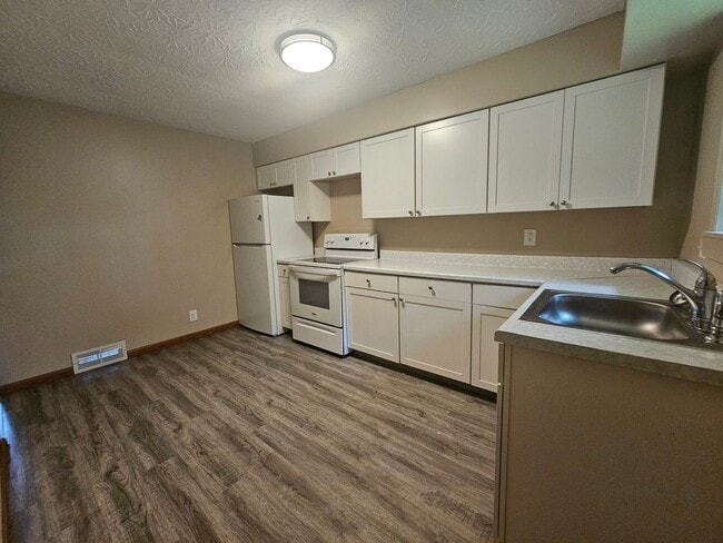 Building Photo - 2 Bedroom 1 Bath Duplex Kent.