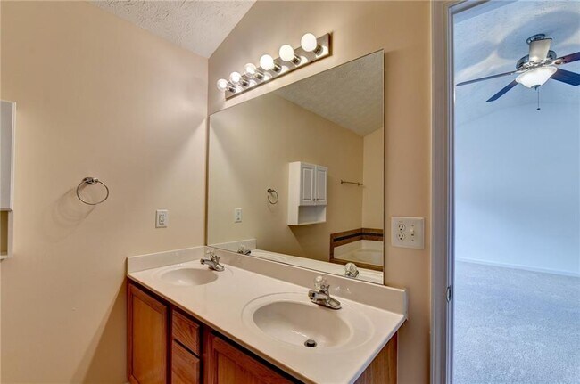Building Photo - 3067 Kentmere Dr