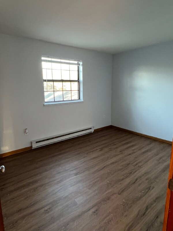 Building Photo - 12 East Side Dr