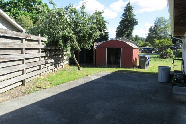 Building Photo - 3 Bedroom House in Burlington