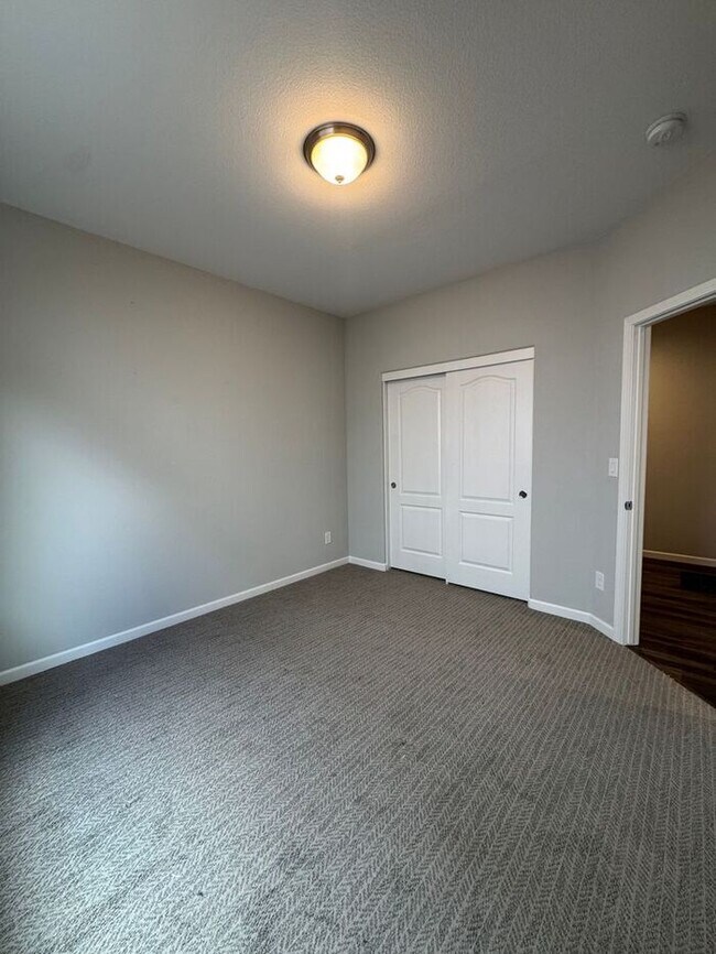 Building Photo - Spacious 4-Bedroom Dayton Home with Split-Bedroom Layout & Modern Finishes