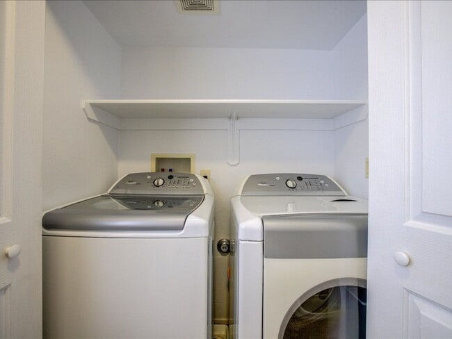 Building Photo - Spacious Two-Story 4 Bedroom with Upstairs Family Room & Large Encolsed Backyard!