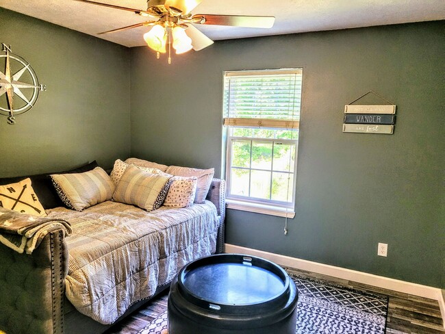 Building Photo - Spacious Countryside House