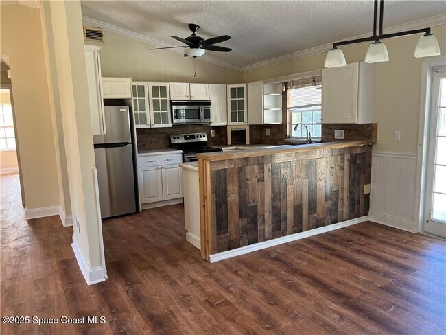 Building Photo - 1300 Eldron Blvd SE