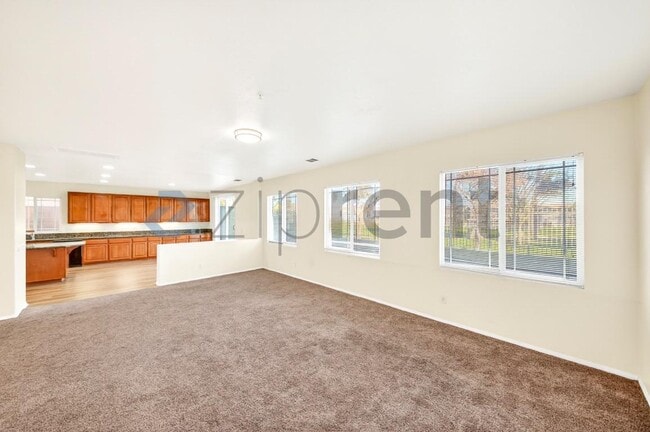 Building Photo - 6085 Medinah St