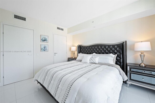 Building Photo - 1300 Brickell Bay Dr