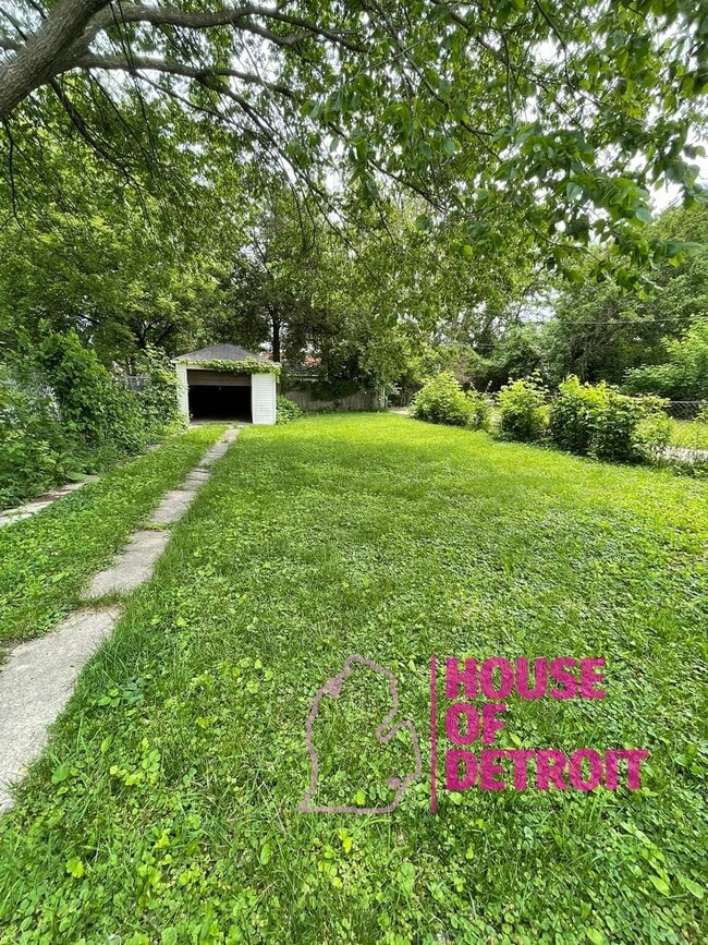 Building Photo - Summer Special~ 3 BEDROOM | 1 BATH | FREE ...