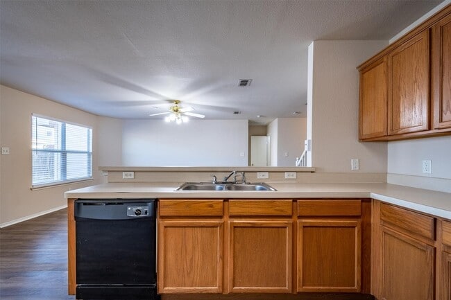 Building Photo - 228 Memory Dr