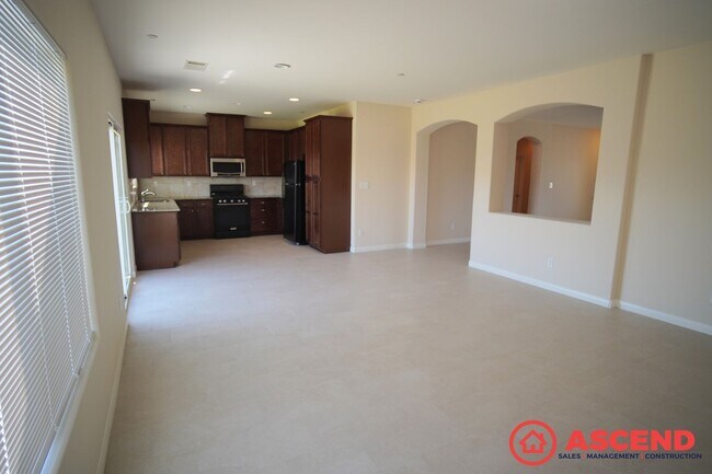 Building Photo - Charming 3 Bed / 2 Bath Home with Garage in Bakersfield!