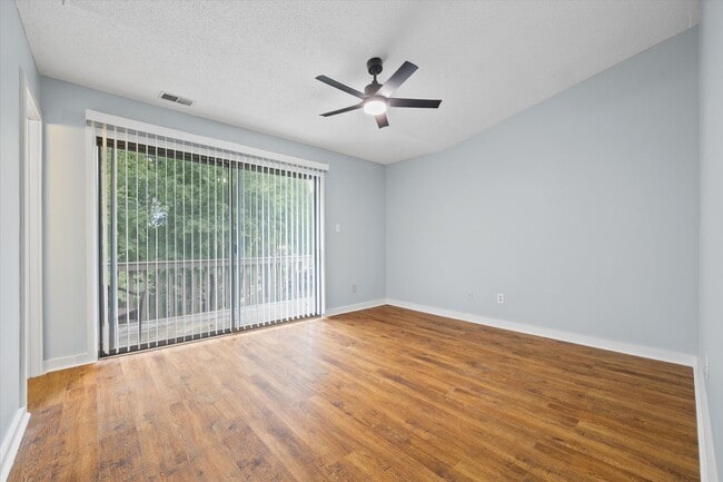 Building Photo - This beautifully maintained 2-bedroom, 2-bath 3rd Floor unit in Lake Wylie Woods is a Gem!