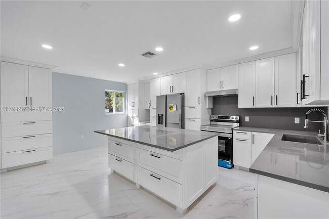 Building Photo - 4725 NW 5th Ct