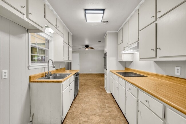 Building Photo - Renovated 3 Bedroom 2 Bath Home for Rent!
