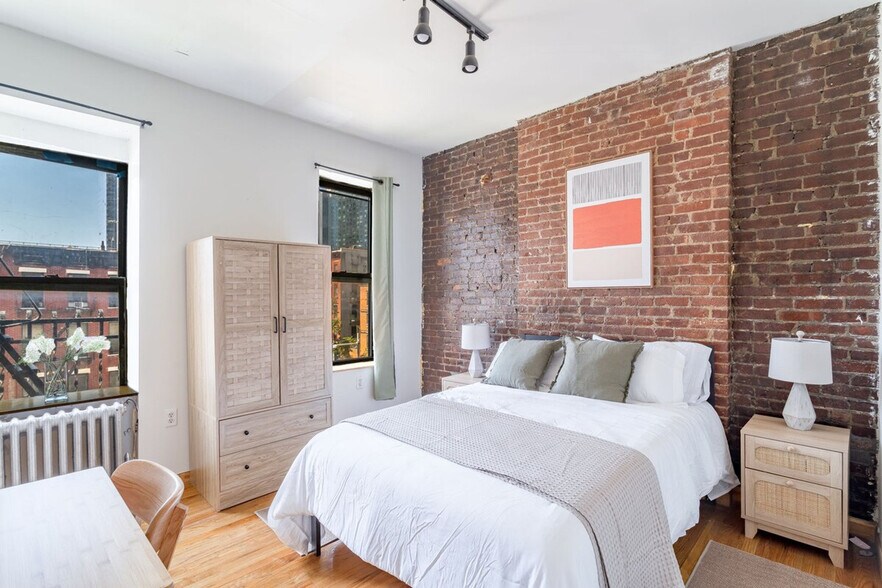 Building Photo - 338 W 39th St