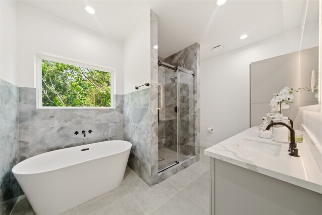Building Photo - 5024 Winnetka St