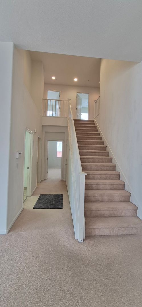 Building Photo - 2080 Mariposa Dr