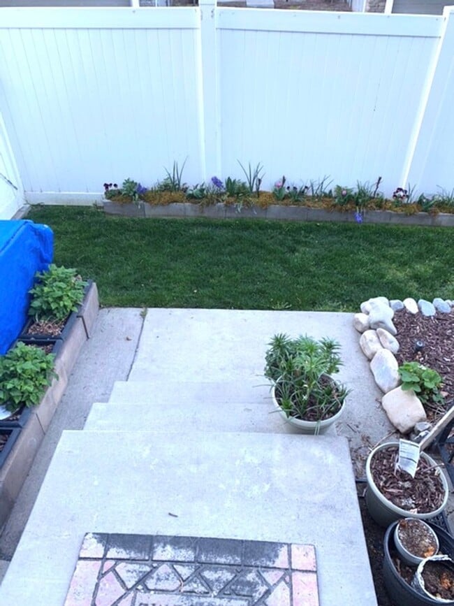 Building Photo - Pet Friendly Townhome in Provo