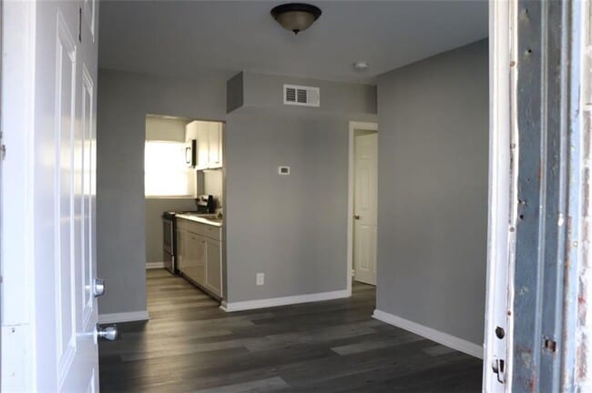 Building Photo - 740 Cooper St SW