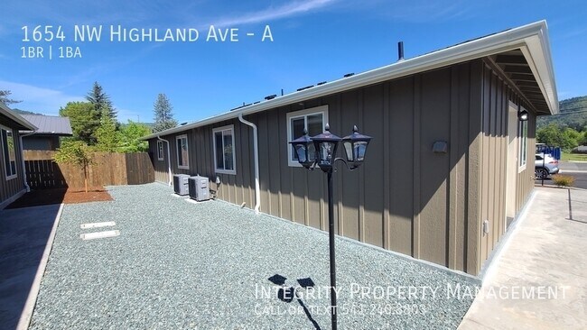 Building Photo - 1654 NW Highland Ave