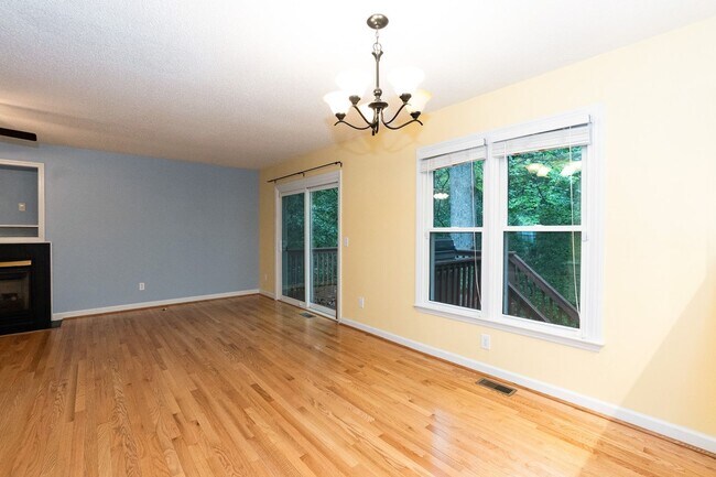 Building Photo - 8 Woodcliff Cir