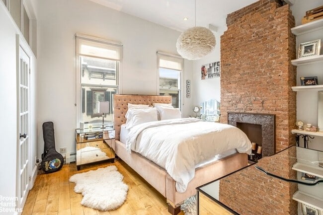 Building Photo - Townhouse Treasure