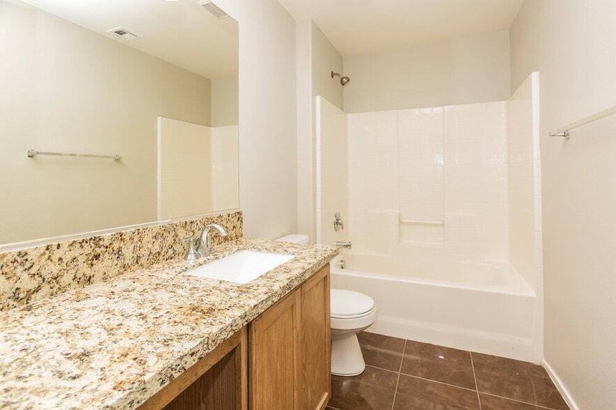 Building Photo - 3752 Hollycroft Dr