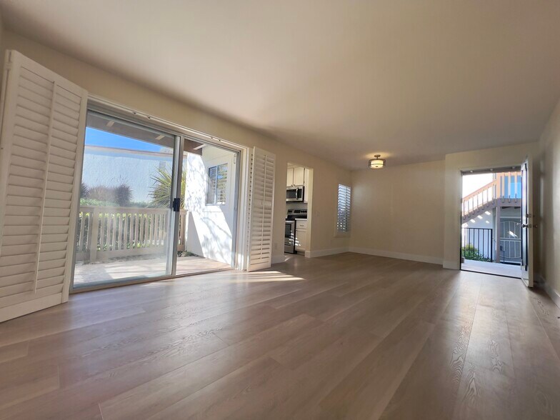 Building Photo - 858 S Rancho Santa Fe Rd