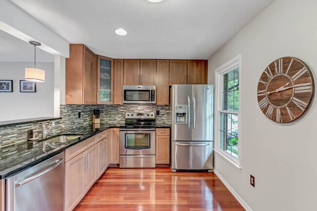 Building Photo - 2883 Sutton Oaks Ln